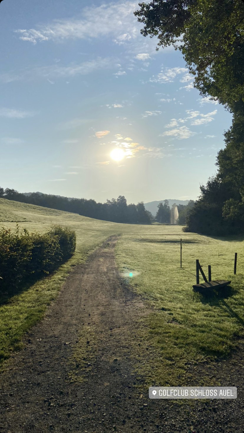 Weg mit Sonnenaufgang und Golfplatz