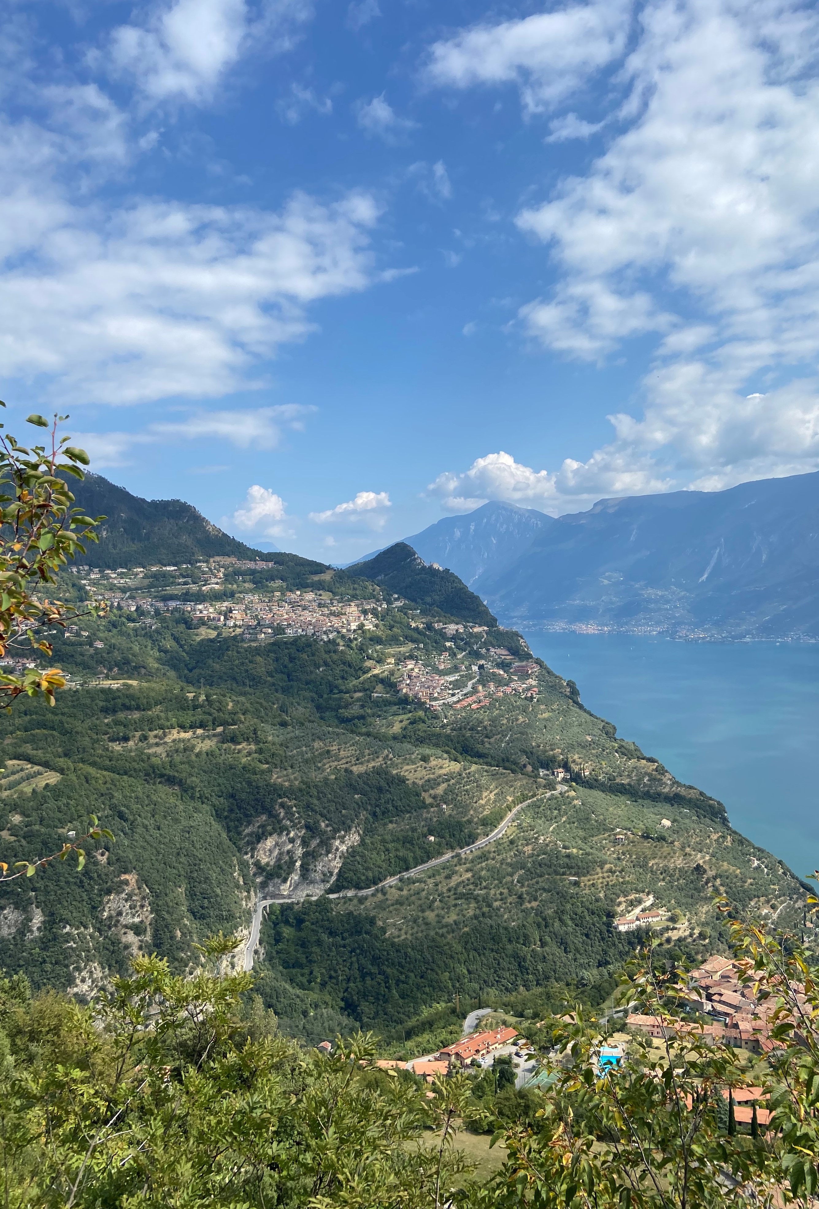 Tignale Gardasee blauer Himmel