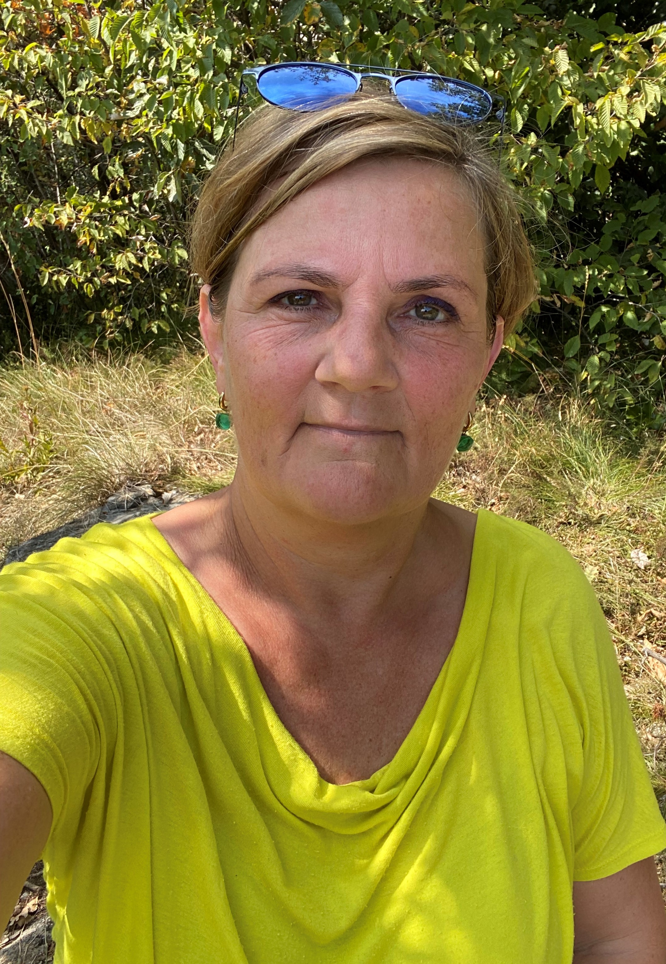 Frau gelbes T-Shirt Sonnenbrille